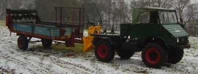 Unimog_mit_Seilwinde_und_Miststreuer.JPG