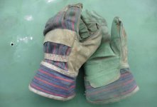 Handschuhe mit grünem Lackstaub.jpg