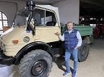 Peter und Unimog U 406 Nov 2022.JPG