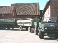 Unimog mit zwei 8 t. AnhÃ¤ngern.jpg